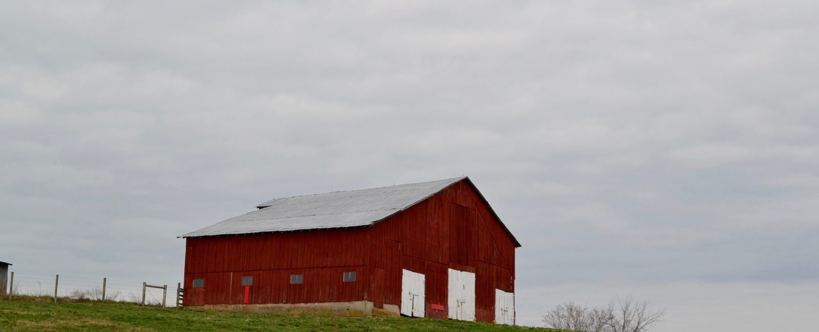 Barn, hwy 63